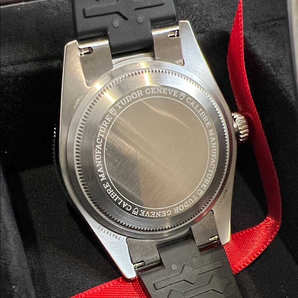 Tudor BLACK BAY With Burgundy Bezel Watch 41mm - Picture 8 of 10